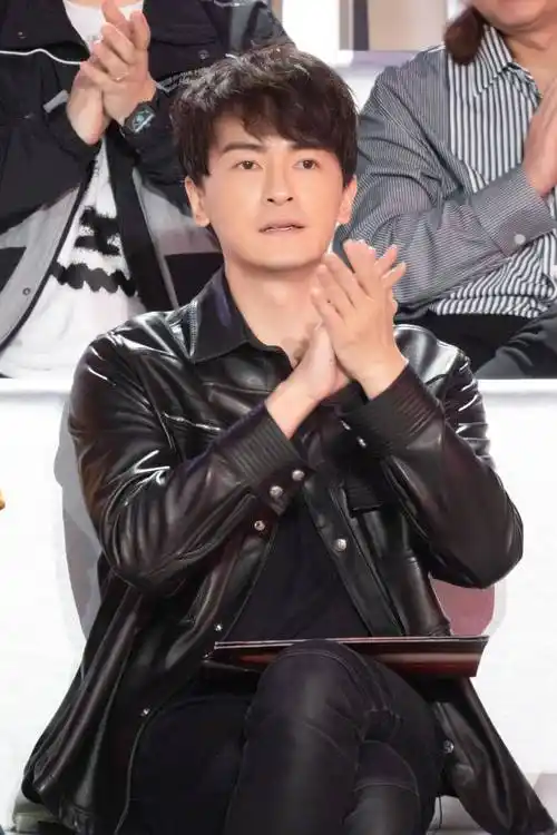 郑元畅所带领的综艺班在第二期节目的一开始便迎来了首次公演,原本就