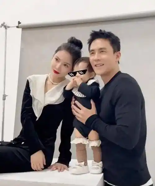 不是网红脸,但王灿没兴趣拍戏,女儿过生日一家三口合影看起来无比幸福