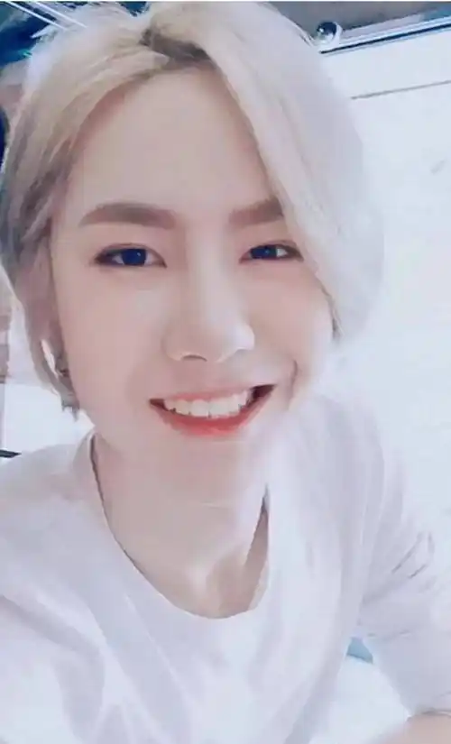 王一博早期的白牡丹照片,一头金色头发,看起来好好看_感觉_少爷_贵族