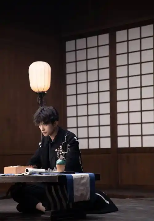 易烊千玺为中戏社团做宣传,身上的衣服暴露了他在排戏_视频_工作_古风