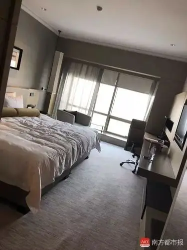 星级酒店床上有根立起的针,她大腿被扎出血!酒店这样回应