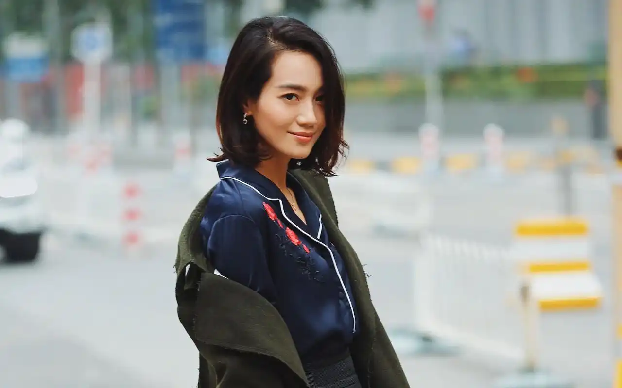 短发时尚街拍朱丹明星图片壁纸桌面下载