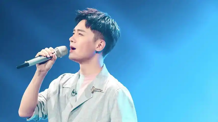 作为近年来民歌时尚化演绎的代表歌手之一,男高音赵越的演唱一直极具