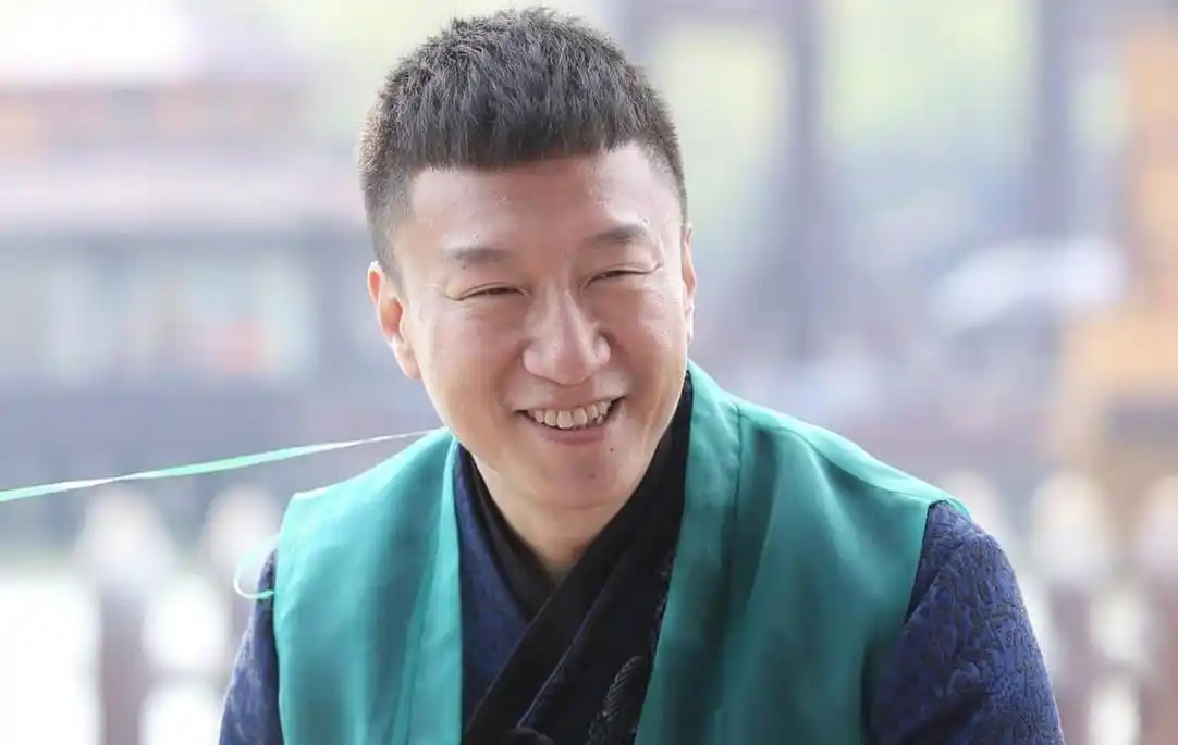 49岁孙红雷近照,隐瞒了5年的漂亮老婆,原来是我们熟悉的她!