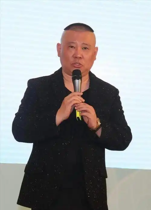 郭德纲破格录取17岁盲女,如今盲女在德云社,谁还敢骂他是作秀