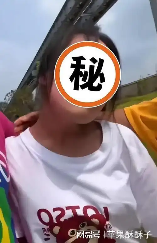 女老师出轨学生家长被妻子抓住妻子揪着小三头发游街示众