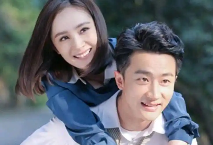 狗仔曝黄轩爱吃女星豆腐,被发现称情不自禁,曾摸杨幂大腿被扒出_画面