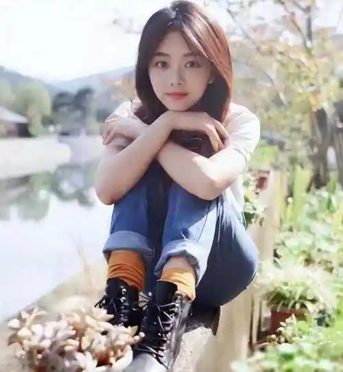 努力前行的女演员谭松韵33岁遭遇困境母亲离世后的成长之路