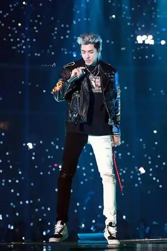 吴亦凡亲身示范黑色显瘦 网友:首先得有吴亦凡那样的大长腿