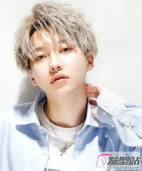 并不是说纹理烫挑脸型,这是看刘海的,侧分刘海更适合脸短,脸圆的男生