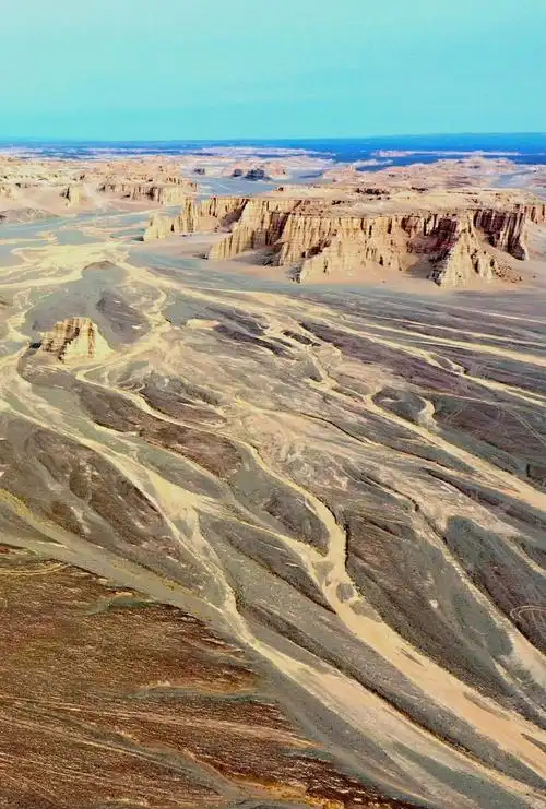 无人机拍摄罗布泊无人区