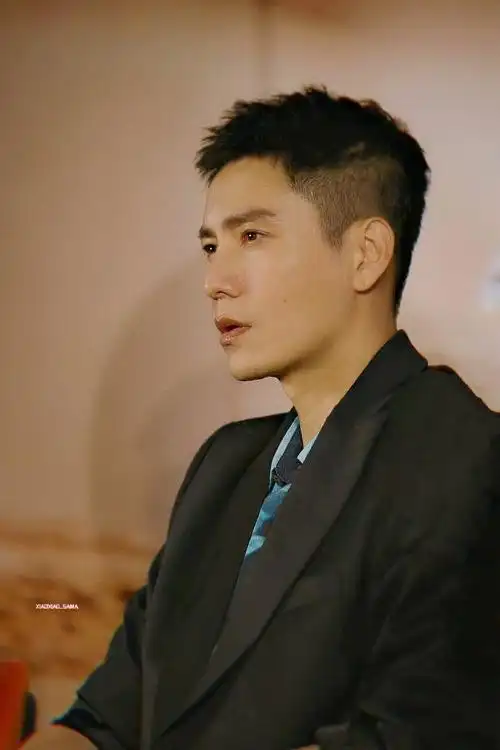 陈坤超话#寸头好野#20210414 上海 万宝龙珠宝展after party虽然瘦了