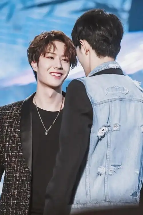 肖战和王一博握完手谁注意肖站下一个举动一博笑的好甜