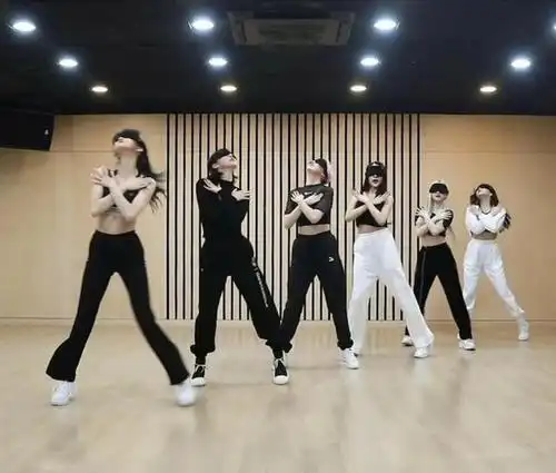 gfriend的舞蹈技能只需5张蒙眼练舞的截图就能证明