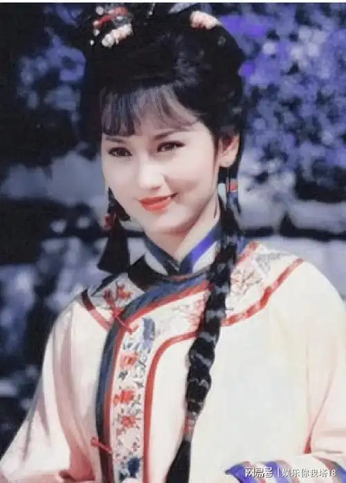 记得小时候上学期间,特别爱收集赵雅芝的一些古装扮相贴纸,一张一毛钱