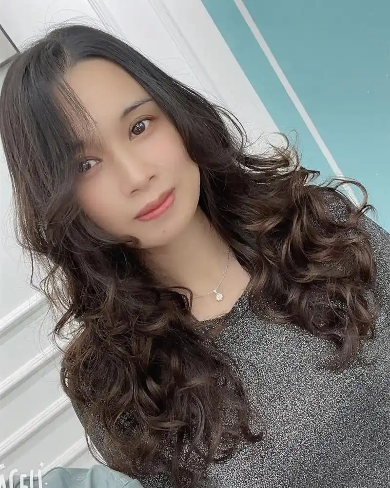 五六十岁的女人,建议过年烫发就选这三种发型,洋气减龄又显气质