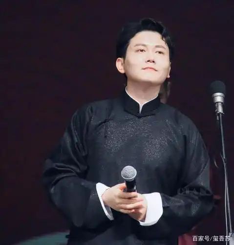 孟鹤堂周九良黑色大褂