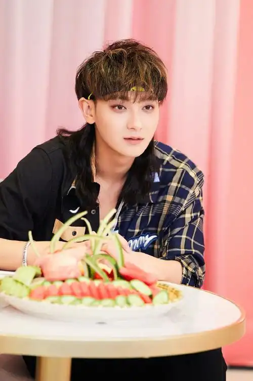 黄子韬日系狼尾长发写真图片