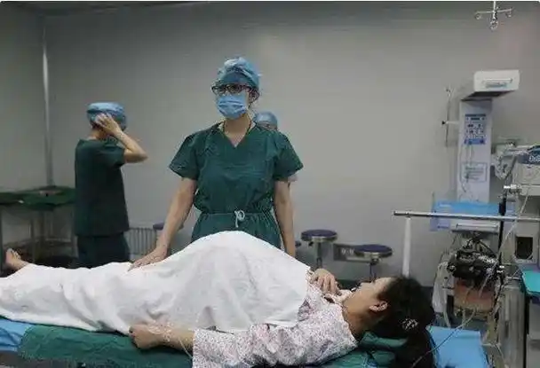 为啥生宝宝时,孕妈会感觉产房"冷"?打哆嗦的原因家长要了解