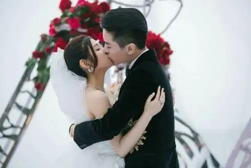 明星结婚亲吻瞬间 最后一个辣眼睛
