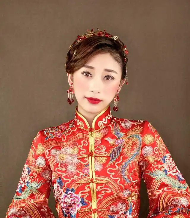 新娘造型|中式新娘精致盘发,身穿秀禾服端庄又灵秀,柔美明艳