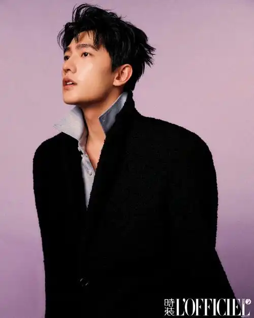 单宁套装,针织衫造型间随意切换,呈现摩登时尚的精英鲨#杨洋时装六月