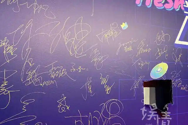 明星签名墙被挖走大半肖战签名率先被卖网友说咋不全搬走