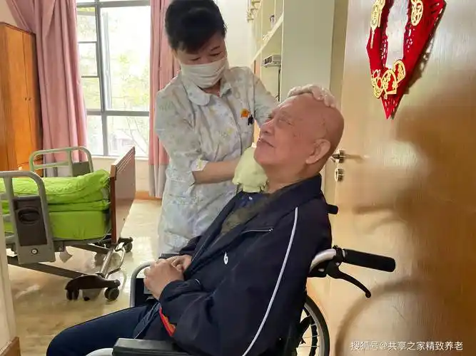 养老院的老人过得如何?这些护工照护案例故事告诉你!_长者_进行_护理