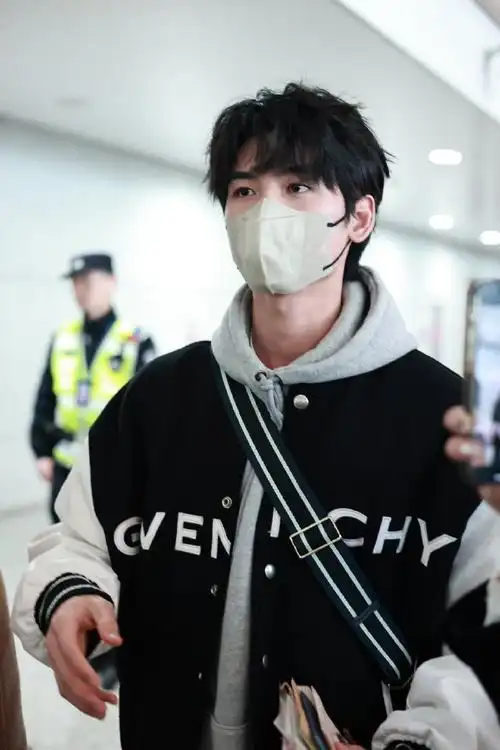 黄俊捷机场生图