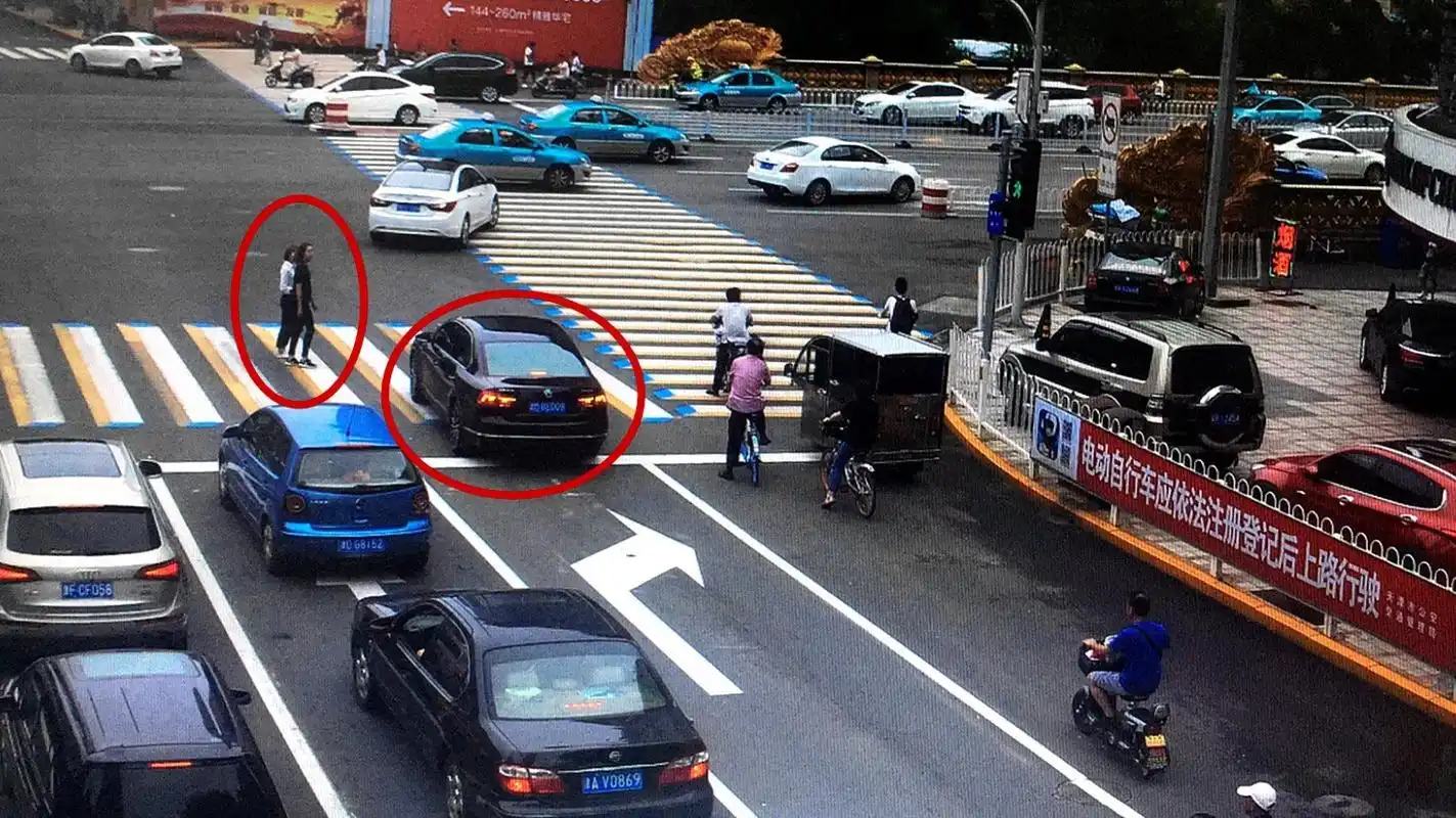 红灯可以右转,为啥还被扣6分?搞不清这3种情况2本驾照也不够扣