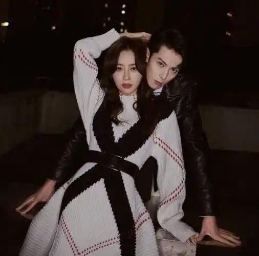 秦岚与小19岁王鹤棣拍杂志,男帅女美,脑补了一部恋爱偶像剧_大片_电影