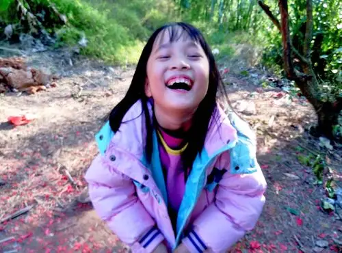 描述:调皮又可爱的小孩,天真烂漫的年纪,总是笑得