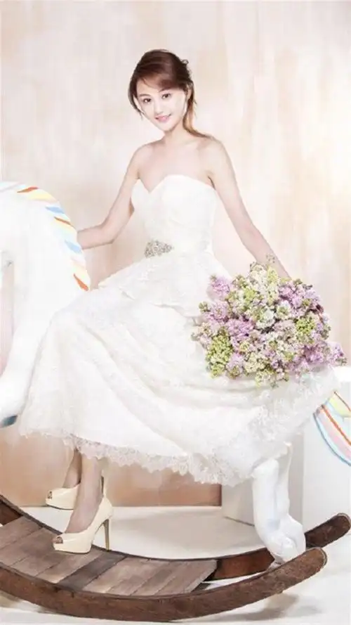 优雅甜美公主郑爽婚纱照