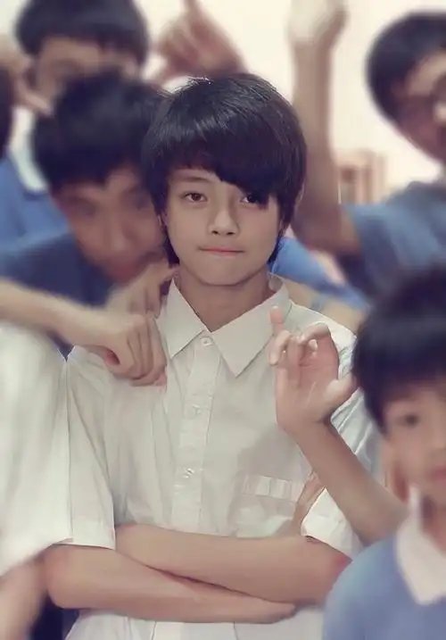 许凯的童年照也很好认耶!