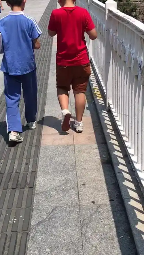 现在的孩子走路内八字挺严重