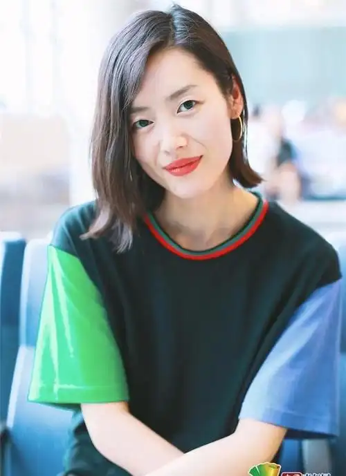 爱了短发大表姐刘雯玩回眸杀撩人于无形