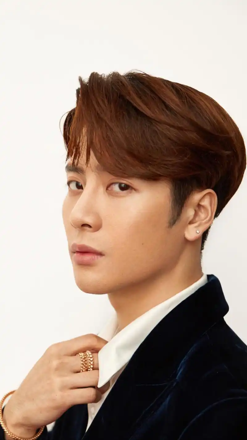 王嘉尔ins快拍更新6则: 表白每天都认真工作,努力前进的嘉嘉,喜欢你