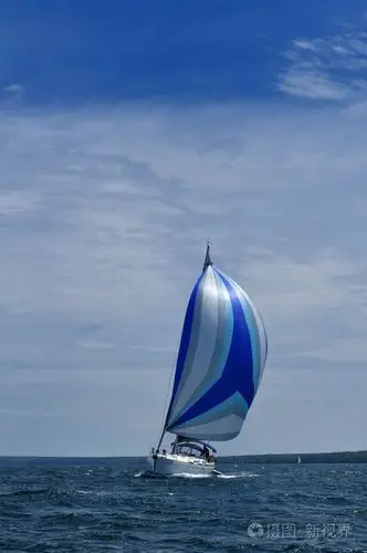 带蓝色旋转帆船的帆船