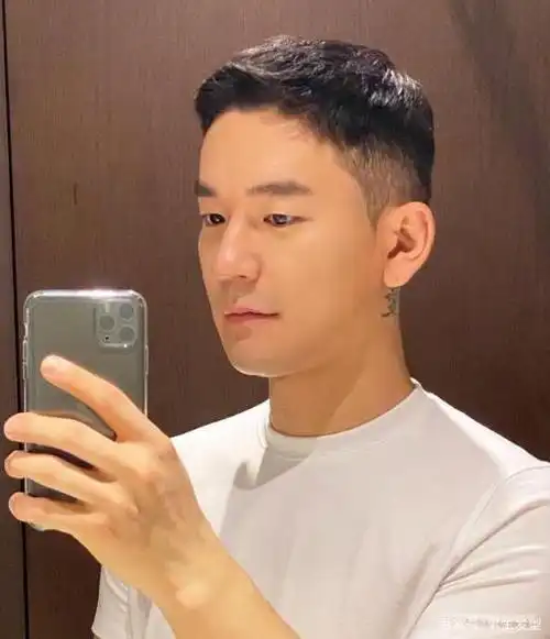 男生两边剃光的发型(今年最流行的男士发型!两边剃短就对了!