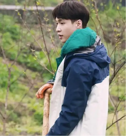 最新《向往的生活》张艺兴私服look,整体穿搭丝毫不违和