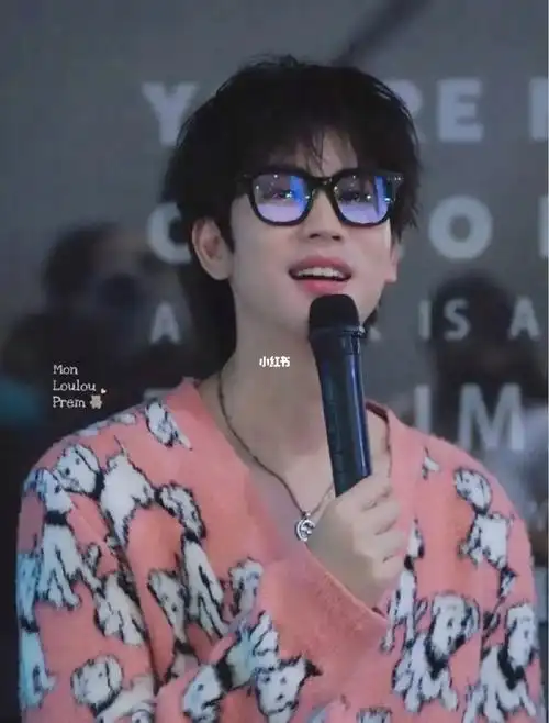 话说诺也有这件衣服诶,还蛮好看的[doge]#包包  #prem  #prem包包