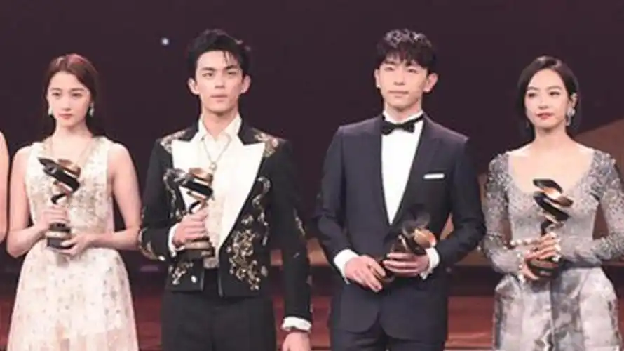 视频:2018微博之夜 宋茜吴磊邓伦等获微博年度人气艺人