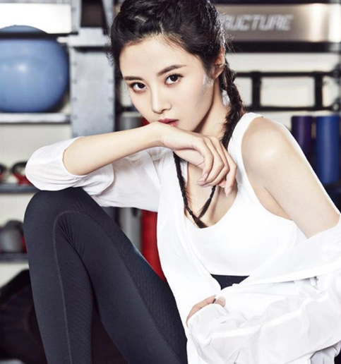 隋雨蒙运动写真曝光 率性洒脱不失甜美