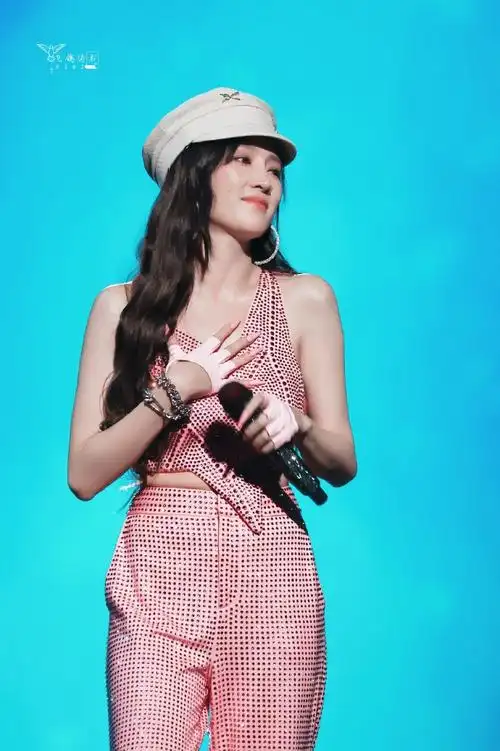 孟佳一口气唱了3首歌##孟佳唱跳好稳