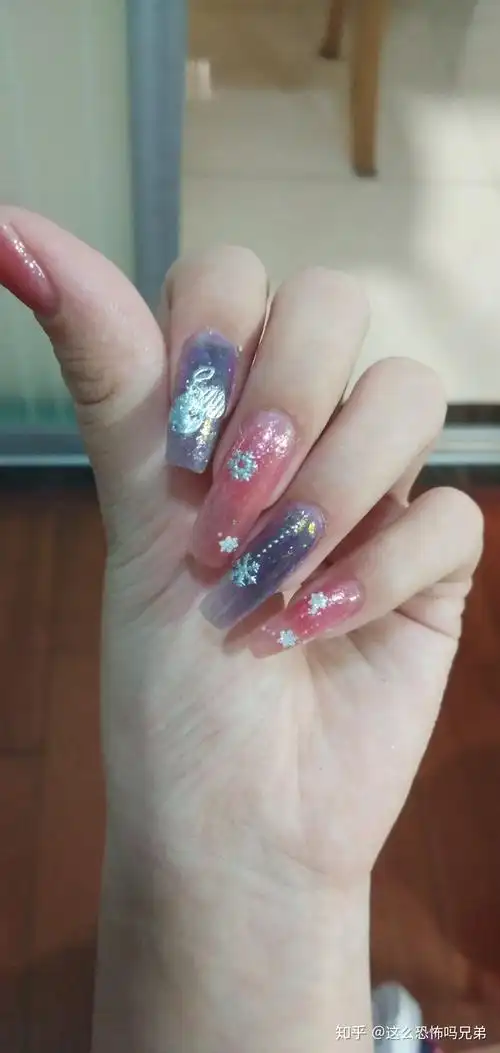 大家会觉得女生留长指甲很脏难以接受吗