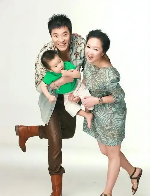 进入《历史的进程》剧组前的几个月,刘威结婚添子的消息刚传国内.