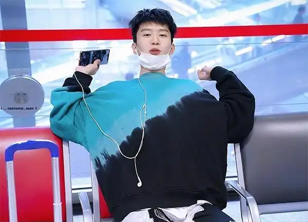 范丞丞蓝发与机场帽子撞色(范丞丞剪短发了)(1)