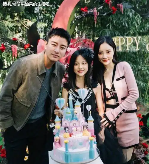 贾乃亮李小璐离了后一直没有再婚,是甜馨的功劳,她撮合父母复合,他们