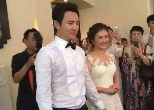 沈腾调侃学妹:那个你演戏就演戏,屁股怎么老是撅着,快收回去_王琦