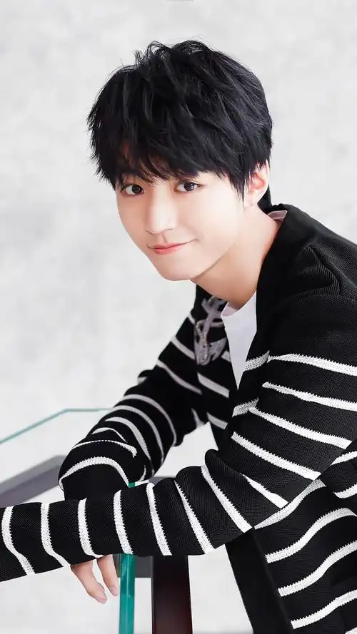 青春少年王俊凯休闲写真